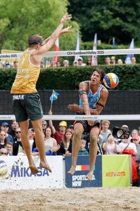 Düsseldorf, Deutschland, CEV EuroBeachVolley 2025 Europameisterschaft im Beach volleyball, Beachvolleyball auf der Anlage des Rochusclub in Düsseldorf 01.08.2025 Round of 16 Matthew IMMERS -NED- ( 1) und Ruben PENNINGA -NED- ( 2) gegen David AHMAN ( AEHMAN ) -SWE - ( 1) und Jonatan HELLVIG -SWE- ( 2) Matthew IMMERS -NED- ( 1) fliegt seine Mütze weg