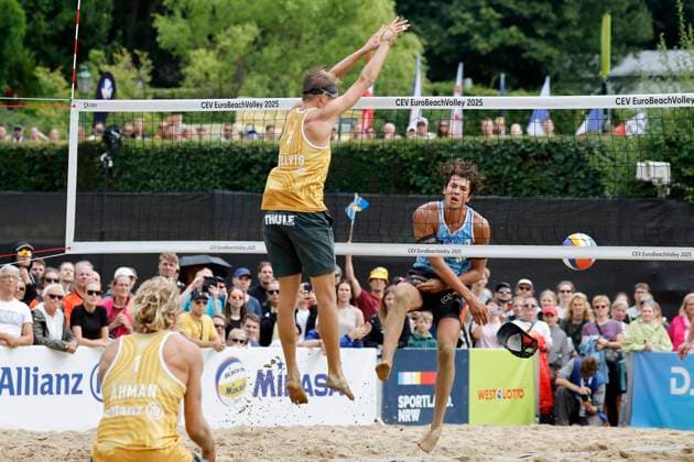 Düsseldorf, Deutschland, CEV EuroBeachVolley 2025 Europameisterschaft im Beach volleyball, Beachvolleyball auf der Anlage des Rochusclub in Düsseldorf 01.08.2025 Round of 16 Matthew IMMERS -NED- ( 1) und Ruben PENNINGA -NED- ( 2) gegen David AHMAN ( AEHMAN ) -SWE - ( 1) und Jonatan HELLVIG -SWE- ( 2) Matthew IMMERS -NED- ( 1) fliegt seine Mütze weg