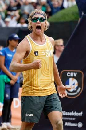Düsseldorf, Deutschland, CEV EuroBeachVolley 2025 Europameisterschaft im Beach volleyball, Beachvolleyball auf der Anlage des Rochusclub in Düsseldorf 01.08.2025 Round of 16 Matthew IMMERS -NED- ( 1) und Ruben PENNINGA -NED- ( 2) gegen David AHMAN ( AEHMAN ) -SWE - ( 1) und Jonatan HELLVIG -SWE- ( 2) David AHMAN ( AEHMAN ) -SWE - ( 1) freut sich über den Sieg