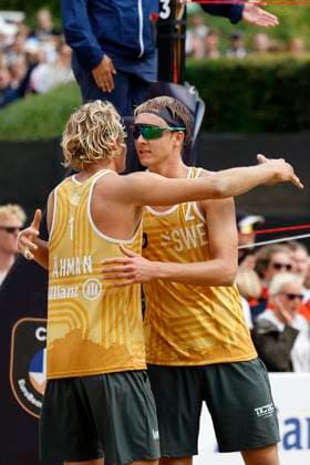 Düsseldorf, Deutschland, CEV EuroBeachVolley 2025 Europameisterschaft im Beach volleyball, Beachvolleyball auf der Anlage des Rochusclub in Düsseldorf 01.08.2025 Round of 16 Matthew IMMERS -NED- ( 1) und Ruben PENNINGA -NED- ( 2) gegen David AHMAN ( AEHMAN ) -SWE - ( 1) und Jonatan HELLVIG -SWE- ( 2) David AHMAN ( AEHMAN ) -SWE - ( 1) und Jonatan HELLVIG -SWE- ( 2) freuen sich über den Sieg