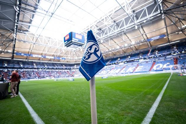 GER, 2.FBL FC Schalke 04 vs Hertha BSC Berlin 01.08.2025, Veltins Arena, Gelsenkirchen, GER, 2.FBL FC Schalke 04 vs Hertha BSC Berlin im Bild: Eckfahne mit FC Schalke 04 Logo