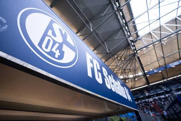 GER, 2.FBL FC Schalke 04 vs Hertha BSC Berlin 01.08.2025, Veltins Arena, Gelsenkirchen, GER, 2.FBL FC Schalke 04 vs Hertha BSC Berlin im Bild: Logo und Schriftzug von FC Schalke 04 an der Bande