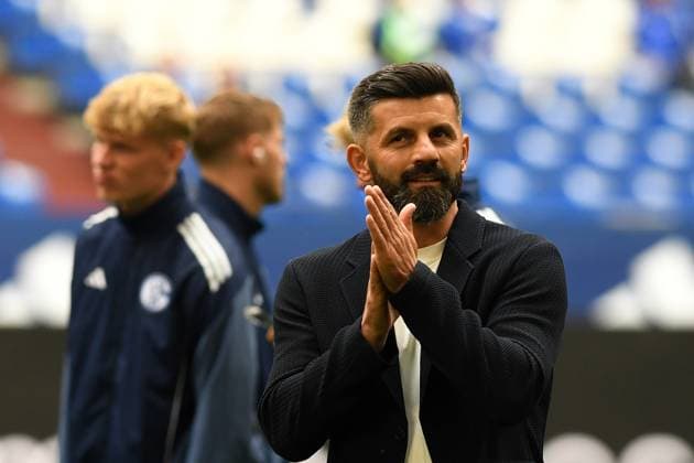 Trainer Miron Muslic (FC Schalke 04) gestikuliert, gestik waehrend des Spiels der 2. Bundesliga zwischen FC Schalke 04 und Hertha BSC, Veltins-Arena am 01. August 2025 in Gelsenkirchen, Deutschland. (Foto von Ralf Treese DeFodi Images) +++ Trainer Miron Muslic (FC Schalke 04) gestures during the 2. Bundesliga match between FC Schalke 04 and Hertha BSC at Veltins-Arena on August 1, 2025 in Gelsenkirchen, Germany. (Photo by Ralf Treese DeFodi Images) DFB DFL REGULATIONS PROHIBIT ANY USE OF PHOTOGRAPHS AS IMAGE SEQUENCES AND OR QUASI-VIDEO. (Photo by Ralf Treese DeFodi Images)