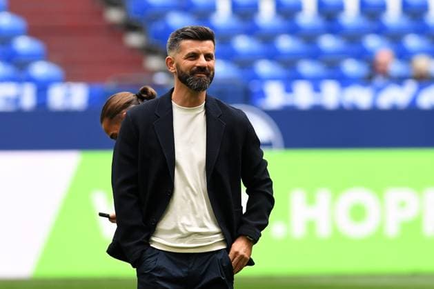 Trainer Miron Muslic (FC Schalke 04) schaut waehrend des Spiels der 2. Bundesliga zwischen FC Schalke 04 und Hertha BSC, Veltins-Arena am 01. August 2025 in Gelsenkirchen, Deutschland. (Foto von Ralf Treese DeFodi Images) +++ Trainer Miron Muslic (FC Schalke 04) looks on during the 2. Bundesliga match between FC Schalke 04 and Hertha BSC at Veltins-Arena on August 1, 2025 in Gelsenkirchen, Germany. (Photo by Ralf Treese DeFodi Images) DFB DFL REGULATIONS PROHIBIT ANY USE OF PHOTOGRAPHS AS IMAGE SEQUENCES AND OR QUASI-VIDEO. (Photo by Ralf Treese DeFodi Images)