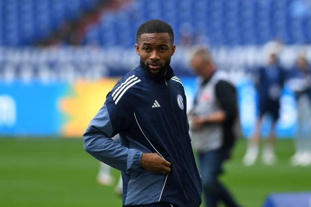 Moussa Sylla (FC Schalke 04) schaut waehrend des Spiels der 2. Bundesliga zwischen FC Schalke 04 und Hertha BSC, Veltins-Arena am 01. August 2025 in Gelsenkirchen, Deutschland. (Foto von Ralf Treese DeFodi Images) +++ Moussa Sylla (FC Schalke 04) looks on during the 2. Bundesliga match between FC Schalke 04 and Hertha BSC at Veltins-Arena on August 1, 2025 in Gelsenkirchen, Germany. (Photo by Ralf Treese DeFodi Images) DFB DFL REGULATIONS PROHIBIT ANY USE OF PHOTOGRAPHS AS IMAGE SEQUENCES AND OR QUASI-VIDEO. (Photo by Ralf Treese DeFodi Images)