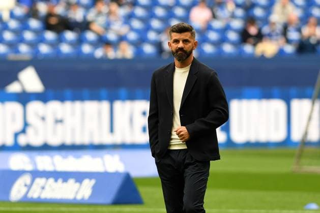 Trainer Miron Muslic (FC Schalke 04) schaut waehrend des Spiels der 2. Bundesliga zwischen FC Schalke 04 und Hertha BSC, Veltins-Arena am 01. August 2025 in Gelsenkirchen, Deutschland. (Foto von Ralf Treese DeFodi Images) +++ Trainer Miron Muslic (FC Schalke 04) looks on during the 2. Bundesliga match between FC Schalke 04 and Hertha BSC at Veltins-Arena on August 1, 2025 in Gelsenkirchen, Germany. (Photo by Ralf Treese DeFodi Images) DFB DFL REGULATIONS PROHIBIT ANY USE OF PHOTOGRAPHS AS IMAGE SEQUENCES AND OR QUASI-VIDEO. (Photo by Ralf Treese DeFodi Images)