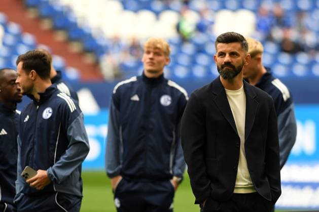 Trainer Miron Muslic (FC Schalke 04) schaut waehrend des Spiels der 2. Bundesliga zwischen FC Schalke 04 und Hertha BSC, Veltins-Arena am 01. August 2025 in Gelsenkirchen, Deutschland. (Foto von Ralf Treese DeFodi Images) +++ Trainer Miron Muslic (FC Schalke 04) looks on during the 2. Bundesliga match between FC Schalke 04 and Hertha BSC at Veltins-Arena on August 1, 2025 in Gelsenkirchen, Germany. (Photo by Ralf Treese DeFodi Images) DFB DFL REGULATIONS PROHIBIT ANY USE OF PHOTOGRAPHS AS IMAGE SEQUENCES AND OR QUASI-VIDEO. (Photo by Ralf Treese DeFodi Images)