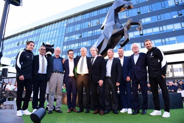 01.08.2025; Moenchengladbach; Fussball, Herren, Saison 2025 2026, Vereinsjubilaeum 125 Jahre Borussia Moenchengladbach Posieren vor dem Fohlen-Denkmal v. li. Rocco Reitz (Gladbach), Uwe Kamps (Praesidiumsmitglied Gladbach), Gladbach-Legende Herbert Wimmer, Oberbuergermeister Felix Heinrichs, Rainer Bonhof (Praesident Gladbach), Gladbach-Legende Guenter Netzer, Gladbach-Legende Berti Vogts, Gladbach-Legende Lothar Matthaeus, Gladbach-Legende Winfried Schaefer, Tony Jantschke (Assistenztrainer Gladbach) DFL regulations prohibit any use of photographs as image sequences and or quasi-video. Borussia-Park NRW Deutschland *** 01 08 2025 Moenchengladbach Football, Men, Season 2025 2026, Club anniversary 125 years Borussia Moenchengladbach Posing in front of the Foals Monument from left Rocco Reitz Gladbach , Uwe Kamps board member Gladbach , Gladbach legend Herbert Wimmer, Lord Mayor Felix Heinrichs, Rainer Bonhof President Gladbach , Gladbach legend Guenter Netzer, Gladbach legend Berti Vogts, Gladbach legend Lothar Matthaeus, Gladbach legend Winfried Schaefer, Tony Jantschke assistant coach Gladbach DFL regulations prohibit any use of photographs as image sequences and or quasi video Borussia Park NRW Germany