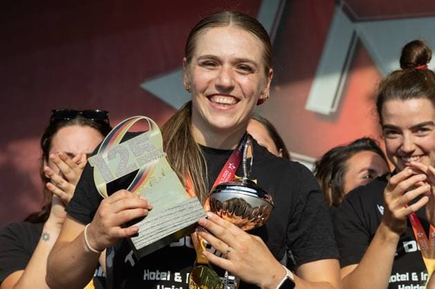 Deutsche Meisterschaften im Siebener-Rugby 2025 Johanna Hacker vom Deutschen Meister Heidelberger RK wird als beste Spielerin des Turniers (MVP) ausgezeichnet. Deutsche Meisterschaften im Siebener-Rugby am 1. August 2025 in Dresden., Dresden Hessen Deutschland Dresden Teamsport Arena *** German Sevens Rugby Championships 2025 Johanna Hacker from German champions Heidelberger RK is named best player of the tournament MVP German Sevens Rugby Championships on August 1, 2025 in Dresden , Dresden Hessen Germany Dresden Teamsport Arena