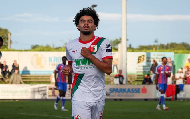 Aiman Dardari 46 (FC Augsburg) mit dem Jubel nach dem 1:0, FC Augsburg vs. Chrystal Palace FC, DFL, Saison 2025 2026, Vorbereitungsspiel, Testspiel, 01.08.2025 DFB regulations prohibit any use of photographs as image sequences and or quasi-video Bad Wimsbach Wels-Land Oesterreich