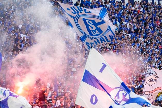Fans von FC Schalke 04 waehrend des spiels der 2. Bundesliga zwischen FC Schalke 04 und Hertha BSC, Veltins-Arena am 01. August 2025 in Gelsenkirchen, Deutschland. (Foto von Alex Gottschalk DeFodi Images) +++ supporters of FC Schalke 04 during the 2. Bundesliga match between FC Schalke 04 and Hertha BSC at Veltins-Arena on August 1, 2025 in Gelsenkirchen, Germany. (Photo by Alex Gottschalk DeFodi Images) DFB DFL REGULATIONS PROHIBIT ANY USE OF PHOTOGRAPHS AS IMAGE SEQUENCES AND OR QUASI-VIDEO. (Photo by Alex Gottschalk DeFodi Images) DFB DFL REGULATIONS PROHIBIT ANY USE OF PHOTOGRAPHS AS IMAGE SEQUENCES AND OR QUASI-VIDEO.