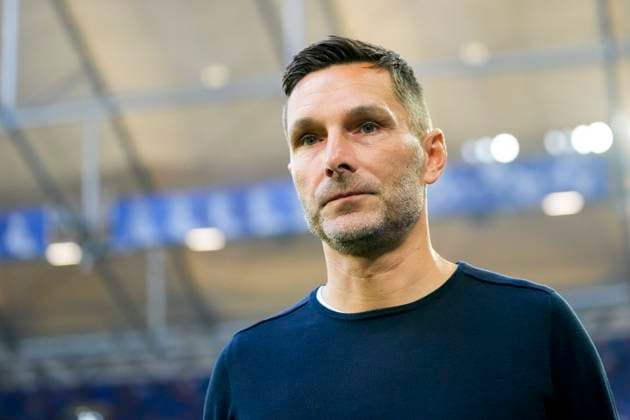 Trainer Stefan Leitl (Hertha BSC) schaut waehrend des spiels der 2. Bundesliga zwischen FC Schalke 04 und Hertha BSC, Veltins-Arena am 01. August 2025 in Gelsenkirchen, Deutschland. (Foto von Alex Gottschalk DeFodi Images) +++ Trainer Stefan Leitl (Hertha BSC) looks on during the 2. Bundesliga match between FC Schalke 04 and Hertha BSC at Veltins-Arena on August 1, 2025 in Gelsenkirchen, Germany. (Photo by Alex Gottschalk DeFodi Images) DFB DFL REGULATIONS PROHIBIT ANY USE OF PHOTOGRAPHS AS IMAGE SEQUENCES AND OR QUASI-VIDEO. (Photo by Alex Gottschalk DeFodi Images) DFB DFL REGULATIONS PROHIBIT ANY USE OF PHOTOGRAPHS AS IMAGE SEQUENCES AND OR QUASI-VIDEO.