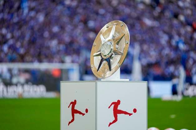 Meisterschale der 2. Bundesliga waehrend des spiels der 2. Bundesliga zwischen FC Schalke 04 und Hertha BSC, Veltins-Arena am 01. August 2025 in Gelsenkirchen, Deutschland. (Foto von Alex Gottschalk DeFodi Images) +++ Second Bundesliga championship trophy during the 2. Bundesliga match between FC Schalke 04 and Hertha BSC at Veltins-Arena on August 1, 2025 in Gelsenkirchen, Germany. (Photo by Alex Gottschalk DeFodi Images) DFB DFL REGULATIONS PROHIBIT ANY USE OF PHOTOGRAPHS AS IMAGE SEQUENCES AND OR QUASI-VIDEO. (Photo by Alex Gottschalk DeFodi Images) DFB DFL REGULATIONS PROHIBIT ANY USE OF PHOTOGRAPHS AS IMAGE SEQUENCES AND OR QUASI-VIDEO.