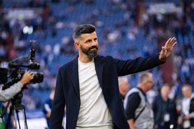 GER, 2.FBL FC Schalke 04 vs Hertha BSC Berlin 01.08.2025, Veltins Arena, Gelsenkirchen, GER, 2.FBL FC Schalke 04 vs Hertha BSC Berlin im Bild: Miron MusliÄ‡ Muslic (Chef-Trainer, FC Schalke 04) winkt Fans zu