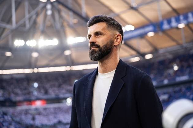 GER, 2.FBL FC Schalke 04 vs Hertha BSC Berlin 01.08.2025, Veltins Arena, Gelsenkirchen, GER, 2.FBL FC Schalke 04 vs Hertha BSC Berlin im Bild: Miron MusliÄ‡ Muslic (Chef-Trainer, FC Schalke 04) auf dem Weg zum Interview