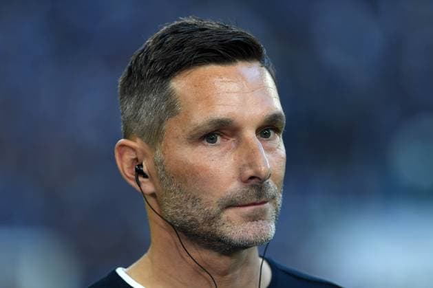 Trainer Stefan Leitl (Hertha BSC Berlin) schaut waehrend des Spiels der 2. Bundesliga zwischen FC Schalke 04 und Hertha BSC, Veltins-Arena am 01. August 2025 in Gelsenkirchen, Deutschland. (Foto von Ralf Treese DeFodi Images) +++ Trainer Stefan Leitl (Hertha BSC Berlin) looks on during the 2. Bundesliga match between FC Schalke 04 and Hertha BSC at Veltins-Arena on August 1, 2025 in Gelsenkirchen, Germany. (Photo by Ralf Treese DeFodi Images) DFB DFL REGULATIONS PROHIBIT ANY USE OF PHOTOGRAPHS AS IMAGE SEQUENCES AND OR QUASI-VIDEO. (Photo by Ralf Treese DeFodi Images)
