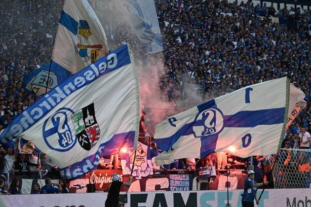 Fans Schalke 94 Fans mit Pyrotechnik vor dem Spiel waehrend des Spiels der 2. Bundesliga zwischen FC Schalke 04 und Hertha BSC, Veltins-Arena am 01. August 2025 in Gelsenkirchen, Deutschland. (Foto von Ralf Treese DeFodi Images) +++ Fans Schalke 94 supporters use pyrotechnics before the game during the 2. Bundesliga match between FC Schalke 04 and Hertha BSC at Veltins-Arena on August 1, 2025 in Gelsenkirchen, Germany. (Photo by Ralf Treese DeFodi Images) DFB DFL REGULATIONS PROHIBIT ANY USE OF PHOTOGRAPHS AS IMAGE SEQUENCES AND OR QUASI-VIDEO. (Photo by Ralf Treese DeFodi Images)