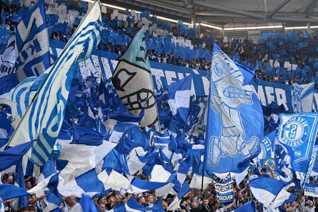 Fans Schalke 04 mit Flaggen Bannern waehrend des Spiels der 2. Bundesliga zwischen FC Schalke 04 und Hertha BSC, Veltins-Arena am 01. August 2025 in Gelsenkirchen, Deutschland. (Foto von Ralf Treese DeFodi Images) +++ Fans Schalke 04 with flags banner during the 2. Bundesliga match between FC Schalke 04 and Hertha BSC at Veltins-Arena on August 1, 2025 in Gelsenkirchen, Germany. (Photo by Ralf Treese DeFodi Images) DFB DFL REGULATIONS PROHIBIT ANY USE OF PHOTOGRAPHS AS IMAGE SEQUENCES AND OR QUASI-VIDEO. (Photo by Ralf Treese DeFodi Images)