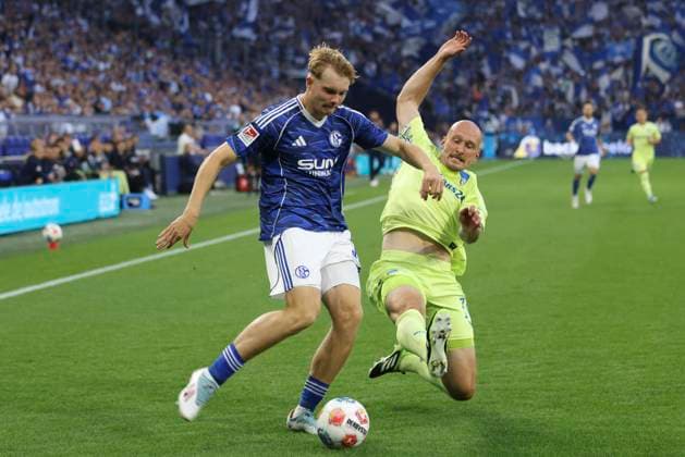 Peter Remmert (FC Schalke 04) und Toni Leister (Hertha BSC Berlin) im Zweikampf waehrend des spiels der 2. Bundesliga zwischen FC Schalke 04 und Hertha BSC, Veltins-Arena am 01. August 2025 in Gelsenkirchen, Deutschland. (Foto von Oliver Kaelke DeFodi Images) +++ Peter Remmert (FC Schalke 04) und Toni Leister (Hertha BSC Berlin) battle for the ball during the 2. Bundesliga match between FC Schalke 04 and Hertha BSC at Veltins-Arena on August 1, 2025 in Gelsenkirchen, Germany. (Photo by Oliver Kaelke DeFodi Images) DFB DFL REGULATIONS PROHIBIT ANY USE OF PHOTOGRAPHS AS IMAGE SEQUENCES AND OR QUASI-VIDEO. (Photo by Oliver Kaelke DeFodi Images)