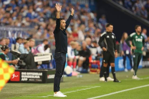 Trainer Stefan Leitl (Hertha BSC Berlin) gestikuliert, Gestik waehrend des spiels der 2. Bundesliga zwischen FC Schalke 04 und Hertha BSC, Veltins-Arena am 01. August 2025 in Gelsenkirchen, Deutschland. (Foto von Oliver Kaelke DeFodi Images) +++ Trainer Stefan Leitl (Hertha BSC Berlin) gestures during the 2. Bundesliga match between FC Schalke 04 and Hertha BSC at Veltins-Arena on August 1, 2025 in Gelsenkirchen, Germany. (Photo by Oliver Kaelke DeFodi Images) DFB DFL REGULATIONS PROHIBIT ANY USE OF PHOTOGRAPHS AS IMAGE SEQUENCES AND OR QUASI-VIDEO. (Photo by Oliver Kaelke DeFodi Images)