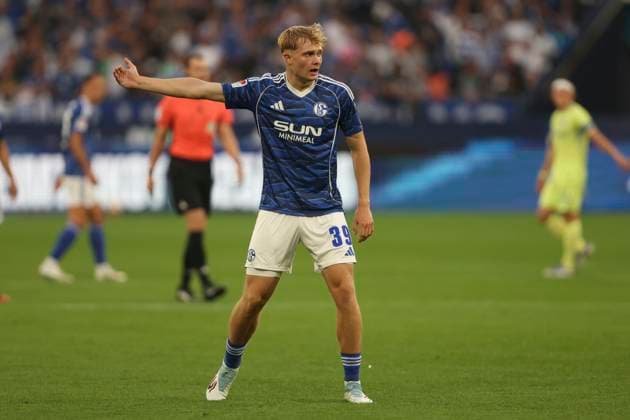 Peter Remmert (FC Schalke 04) gestikuliert, Gestik waehrend des spiels der 2. Bundesliga zwischen FC Schalke 04 und Hertha BSC, Veltins-Arena am 01. August 2025 in Gelsenkirchen, Deutschland. (Foto von Oliver Kaelke DeFodi Images) +++ Peter Remmert (FC Schalke 04) gestures during the 2. Bundesliga match between FC Schalke 04 and Hertha BSC at Veltins-Arena on August 1, 2025 in Gelsenkirchen, Germany. (Photo by Oliver Kaelke DeFodi Images) DFB DFL REGULATIONS PROHIBIT ANY USE OF PHOTOGRAPHS AS IMAGE SEQUENCES AND OR QUASI-VIDEO. (Photo by Oliver Kaelke DeFodi Images)