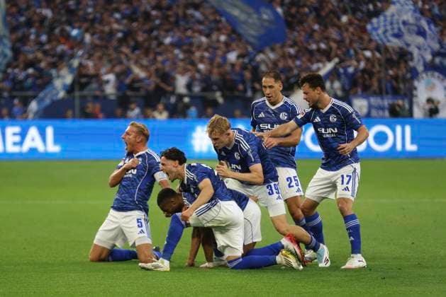 Moussa Sylla (FC Schalke 04) Torjubel,jubelt mit seiner Mannschaft nach dem Treffer zum 1:0 waehrend des spiels der 2. Bundesliga zwischen FC Schalke 04 und Hertha BSC, Veltins-Arena am 01. August 2025 in Gelsenkirchen, Deutschland. (Foto von Oliver Kaelke DeFodi Images) +++ Moussa Sylla (FC Schalke 04) celebrates after scoring his team s first goal with teammates during the 2. Bundesliga match between FC Schalke 04 and Hertha BSC at Veltins-Arena on August 1, 2025 in Gelsenkirchen, Germany. (Photo by Oliver Kaelke DeFodi Images) DFB DFL REGULATIONS PROHIBIT ANY USE OF PHOTOGRAPHS AS IMAGE SEQUENCES AND OR QUASI-VIDEO. (Photo by Oliver Kaelke DeFodi Images)