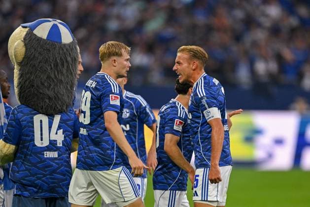 01.08.2025, Fussball, 2. Bundesliga, Saison 2025 2026, 1. Spieltag, FC Schalke 04 - Hertha BSC, Moussa Sylla (FC Schalke 04) freut sich über das Tor zum 1:0 mit der Mannschaft, Peter Remmert (FC Schalke 04), Timo Becker (FC Schalke 04) xRHR-FOTO YYx