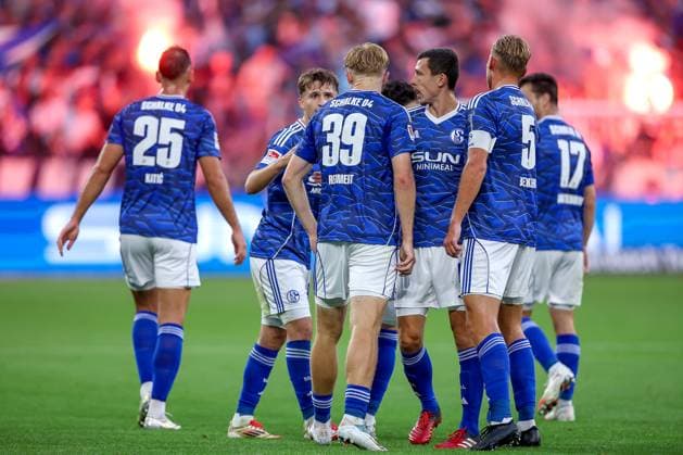 01.08.2025, Fußball, FC Schalke 04 - Hertha BSC, 1.Spieltag, 2. Fußball Bundesliga, Veltins-Arena Gelsenkirchen, Saison 2025 2026: Torjubel nach dem Tor zum 1:0 durch Torschütze Moussa Sylla (Schalke04 09) DFB regulations prohibit any use of photographs as image sequences and or quasi-video. Nordrhein-Westfalen Deutschland