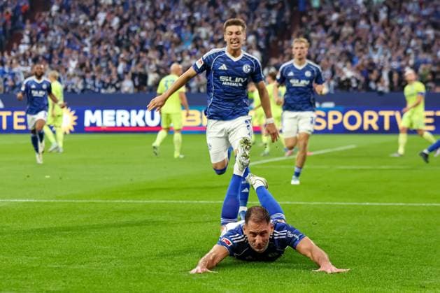 Gelsenkirchen, Deutschland, 01.08.25: Nikola Katic (FC Schalke 04) Torjubel, jubelt nach seinem Treffer zum 2:0 waehrend des Spiels der 2. Bundesliga zwischen FC Schalke 04 - Hertha BSC Berlin in der Veltins-Arena am 01. August 2025 in Gelsenkirchen, Deutschland. Gelsenkirchen Veltins-Arena Germany