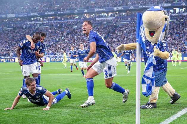 01.08.2025, Fußball, FC Schalke 04 - Hertha BSC, 1.Spieltag, 2. Fußball Bundesliga, Veltins-Arena Gelsenkirchen, Saison 2025 2026: Torjubel nach dem Tor zum 2:0 durch Torschütze Nikola Katic (Schalke04 25) DFB regulations prohibit any use of photographs as image sequences and or quasi-video. Nordrhein-Westfalen Deutschland