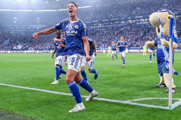 01.08.2025, Fußball, FC Schalke 04 - Hertha BSC, 1.Spieltag, 2. Fußball Bundesliga, Veltins-Arena Gelsenkirchen, Saison 2025 2026: Torjubel nach dem Tor zum 2:0 durch Torschütze Nikola Katic (Schalke04 25) DFB regulations prohibit any use of photographs as image sequences and or quasi-video. Nordrhein-Westfalen Deutschland