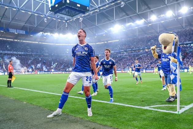 01.08.2025, Fußball, FC Schalke 04 - Hertha BSC, 1.Spieltag, 2. Fußball Bundesliga, Veltins-Arena Gelsenkirchen, Saison 2025 2026: Torjubel nach dem Tor zum 2:0 durch Torschütze Nikola Katic (Schalke04 25) DFB regulations prohibit any use of photographs as image sequences and or quasi-video. Nordrhein-Westfalen Deutschland