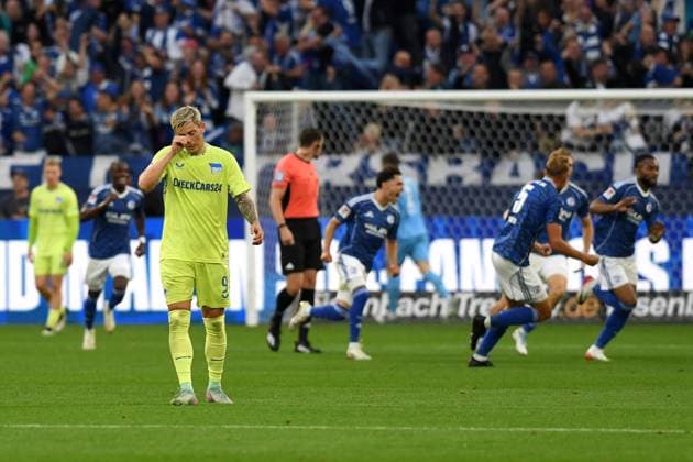 Dawid Kownacki (Hertha BSC Berlin) enttaeuscht waehrend des Spiels der 2. Bundesliga zwischen FC Schalke 04 und Hertha BSC, Veltins-Arena am 01. August 2025 in Gelsenkirchen, Deutschland. (Foto von Ralf Treese DeFodi Images) +++ Dawid Kownacki (Hertha BSC Berlin) looks dejected during the 2. Bundesliga match between FC Schalke 04 and Hertha BSC at Veltins-Arena on August 1, 2025 in Gelsenkirchen, Germany. (Photo by Ralf Treese DeFodi Images) DFB DFL REGULATIONS PROHIBIT ANY USE OF PHOTOGRAPHS AS IMAGE SEQUENCES AND OR QUASI-VIDEO. (Photo by Ralf Treese DeFodi Images)