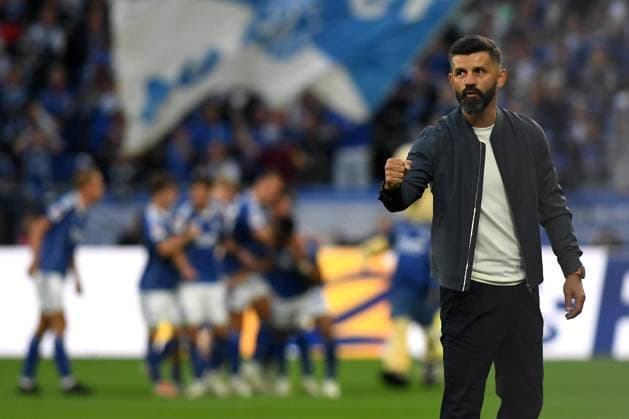Trainer Miron Muslic (FC Schalke 04) Jubel, jubelt beim Tor zum 1:0 waehrend des Spiels der 2. Bundesliga zwischen FC Schalke 04 und Hertha BSC, Veltins-Arena am 01. August 2025 in Gelsenkirchen, Deutschland. (Foto von Ralf Treese DeFodi Images) +++ Trainer Miron Muslic (FC Schalke 04) celebrates, celebrating during the 2. Bundesliga match between FC Schalke 04 and Hertha BSC at Veltins-Arena on August 1, 2025 in Gelsenkirchen, Germany. (Photo by Ralf Treese DeFodi Images) DFB DFL REGULATIONS PROHIBIT ANY USE OF PHOTOGRAPHS AS IMAGE SEQUENCES AND OR QUASI-VIDEO. (Photo by Ralf Treese DeFodi Images)