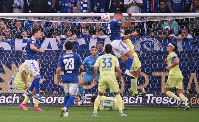 Nikola Katic (FC Schalke 04), re., erzielt mit diesem Kopfball das Tor zum 2:0 01.08.2025, Fussball 2. Bundesliga, Saison 2025 2026, 1. Spieltag, FC Schalke 04 - Hertha BSC Berlin DFL regulations prohibit any use of photographs as image sequences and or quasi-video Gelsenkirchen Veltins Arena Nordrhein Westfalen Deutschland