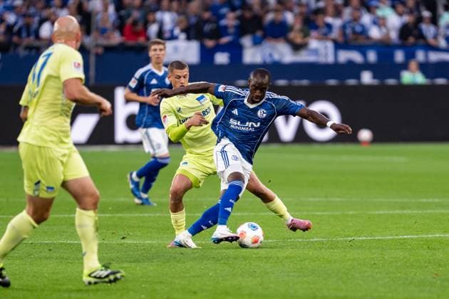 GER, 2.FBL FC Schalke 04 vs Hertha BSC Berlin 01.08.2025, Veltins Arena, Gelsenkirchen, GER, 2.FBL FC Schalke 04 vs Hertha BSC Berlin im Bild: Zweikampf zwischen Christopher Antwi-Adjej (FC Schalke 04, 18) und Michael MichaÃ«l Cuisanc (Hertha BSC Berlin, 10)
