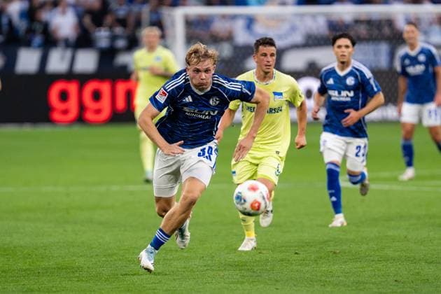 GER, 2.FBL FC Schalke 04 vs Hertha BSC Berlin 01.08.2025, Veltins Arena, Gelsenkirchen, GER, 2.FBL FC Schalke 04 vs Hertha BSC Berlin im Bild: Peter Remmert (FC Schalke 04, 39) Einzelaktion; Ganzkörper Ganzkoerper ; Ball am Fuss;