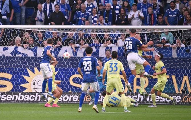 Nikola Katic (FC Schalke 04), re., erzielt mit diesem Kopfball das Tor zum 2:0 01.08.2025, Fussball 2. Bundesliga, Saison 2025 2026, 1. Spieltag, FC Schalke 04 - Hertha BSC Berlin DFL regulations prohibit any use of photographs as image sequences and or quasi-video Gelsenkirchen Veltins Arena Nordrhein Westfalen Deutschland