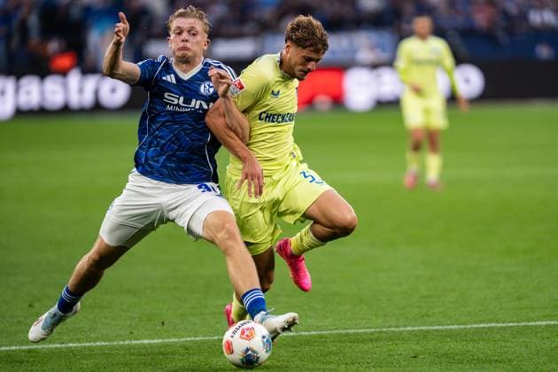 GER, 2.FBL FC Schalke 04 vs Hertha BSC Berlin 01.08.2025, Veltins Arena, Gelsenkirchen, GER, 2.FBL FC Schalke 04 vs Hertha BSC Berlin im Bild: Zweikampf zwischen Peter Remmert (FC Schalke 04, 39) und Marton Dardai Marton Dardai (Hertha BSC Berlin, 31)