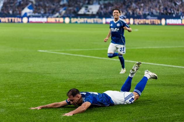2. Fussball Bundesliga: FC Schalke 04 - Hertha BSC Berlin; 01.08.2025 Jubel zum 2:0 durch Nikola Katic (FC Schalke 04, 25), Tor, Torjubel 2. Fussball Bundesliga: FC Schalke 04 - Hertha BSC Berlin; Gelsenkirchen, VELTINS-Arena am 01.08.2025 DFL REGULATIONS PROHIBIT ANY USE OF PHOTOGRAPHS AS IMAGE SEQUENCES AND OR QUASI-VIDEO.