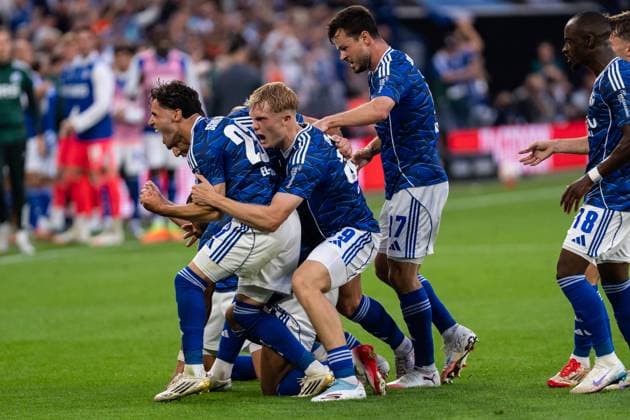 GER, 2.FBL FC Schalke 04 vs Hertha BSC Berlin 01.08.2025, Veltins Arena, Gelsenkirchen, GER, 2.FBL FC Schalke 04 vs Hertha BSC Berlin im Bild: Torjubel Jubel ueber das Tor zum 1:0 durch Moussa Sylla (FC Schalke 04, 9) Timo Becker (FC Schalke 04, 5) Soufiane El-Faouzi (FC Schalke 04, 23) Peter Remmert (FC Schalke 04, 39) Adrian Gantenbein (FC Schalke 04, 17) Nikola KatiÄ‡ Katic (FC Schalke 04, 25)