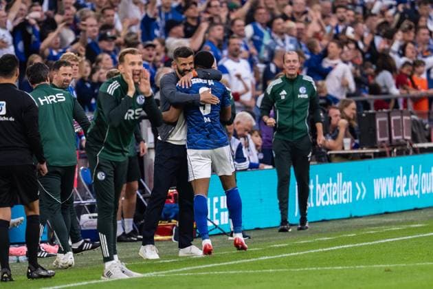 GER, 2.FBL FC Schalke 04 vs Hertha BSC Berlin 01.08.2025, Veltins Arena, Gelsenkirchen, GER, 2.FBL FC Schalke 04 vs Hertha BSC Berlin im Bild: Torjubel Jubel ueber das Tor zum 1:0 durch Moussa Sylla (FC Schalke 04, 9) läuft zu Miron MusliÄ‡ Muslic (Chef-Trainer, FC Schalke 04)