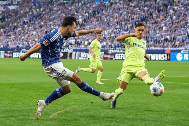 Gelsenkirchen, Deutschland, 01.08.25: Adrian Gantenbein (FC Schalke 04) und Michal Karbownik (Hertha BSC Berlin) im Kampf um den Ball waehrend des Spiels der 2. Bundesliga zwischen FC Schalke 04 - Hertha BSC Berlin in der Veltins-Arena am 01. August 2025 in Gelsenkirchen, Deutschland. Gelsenkirchen Veltins-Arena Germany