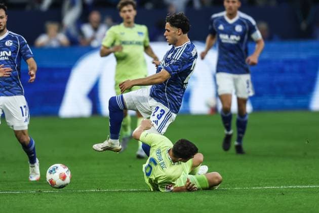 Fussball, 2. Bundesliga Saison 2025 2026 1.Spieltag FC Schalke 04 - Hertha BSC Berlin 01.08.2025, VELTINS-Arena Soufiane El-Faouzi (Schalke 04, 23) Diego Demme (Hertha BSC Berlin, 6) Gelsenkirchen VELTINS-Arena Nordrhein-Westfalen Deutschland