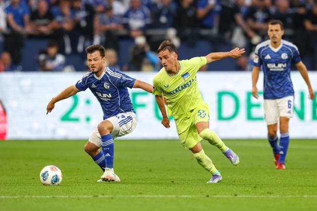 Gelsenkirchen, Deutschland, 01.08.25: Adrian Gantenbein (FC Schalke 04) und Michal Karbownik (Hertha BSC Berlin) im Kampf um den Ball waehrend des Spiels der 2. Bundesliga zwischen FC Schalke 04 - Hertha BSC Berlin in der Veltins-Arena am 01. August 2025 in Gelsenkirchen, Deutschland. Gelsenkirchen Veltins-Arena Germany