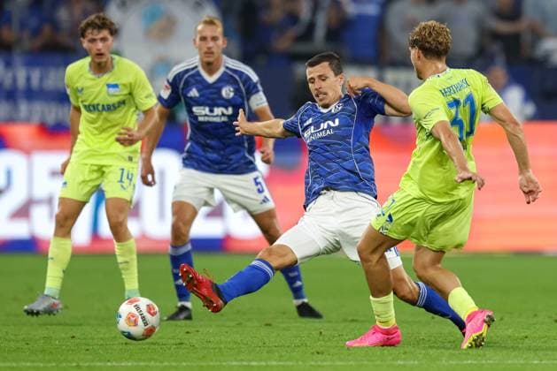 Gelsenkirchen, Deutschland, 01.08.25: Ron Schallenberg (FC Schalke 04) und Marton Dardai (Hertha BSC Berlin) im Kampf um den Ball waehrend des Spiels der 2. Bundesliga zwischen FC Schalke 04 - Hertha BSC Berlin in der Veltins-Arena am 01. August 2025 in Gelsenkirchen, Deutschland. Gelsenkirchen Veltins-Arena Germany
