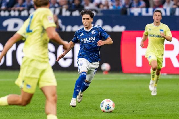 GER, 2.FBL FC Schalke 04 vs Hertha BSC Berlin 01.08.2025, Veltins Arena, Gelsenkirchen, GER, 2.FBL FC Schalke 04 vs Hertha BSC Berlin im Bild: Soufiane El-Faouzi (FC Schalke 04, 23) Einzelaktion; Ganzkörper Ganzkoerper ; Ball am Fuss;