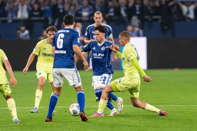 GER, 2.FBL FC Schalke 04 vs Hertha BSC Berlin 01.08.2025, Veltins Arena, Gelsenkirchen, GER, 2.FBL FC Schalke 04 vs Hertha BSC Berlin im Bild: Zweikampf zwischen Soufiane El-Faouzi (FC Schalke 04, 23) und Michael MichaÃ«l Cuisanc (Hertha BSC Berlin, 10)