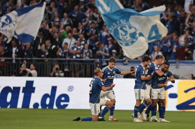 Die Spieler vom FC Schalke 04 freuen sich über das Tor zum 1:0 durch Moussa Sylla (FC Schalke 04) beim Spiel der 2. Bundesliga (Saison 2025 26) FC Schalke 04 - Hertha BSC Copyright: Thomas Pakusch