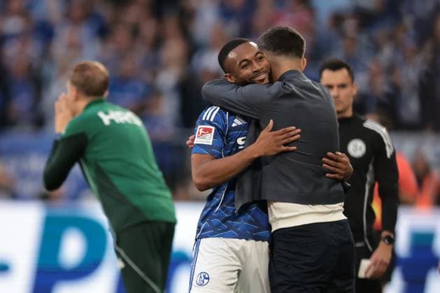 Moussa Sylla (FC Schalke 04) freut sich mit Chef-Trainer Miron Muslic (FC Schalke 04) über sein Tor zum 1:0 beim Spiel der 2. Bundesliga (Saison 2025 26) FC Schalke 04 - Hertha BSC Copyright: Thomas Pakusch